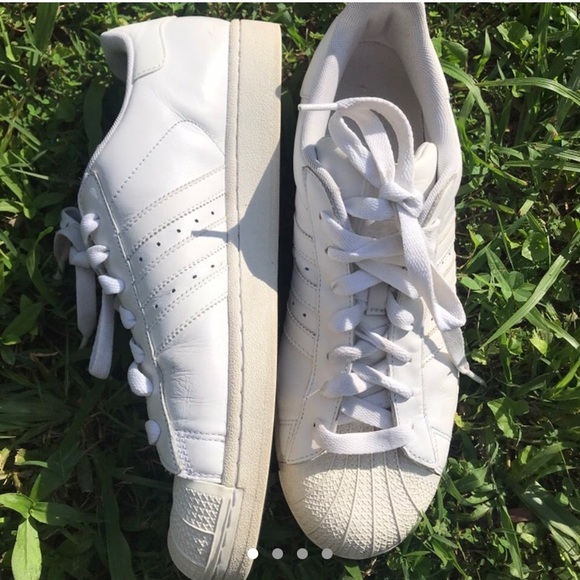 White Adidas superstars - Picture 1 of 4